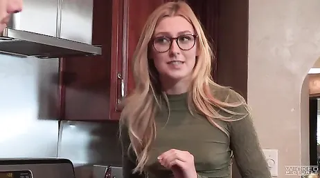 Alexa Grace tar på sig stövlarna när hon äter en svans!