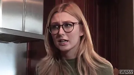 Alexa Grace tar på sig stövlarna när hon äter en svans!