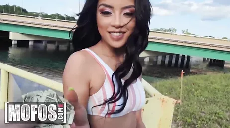 La cara de Maya Bijou cuando se la meten hasta el fondo..
