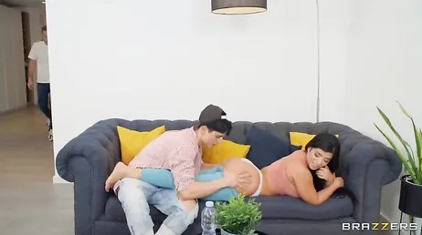 Une bonne bite partout dans la chatte de cette brune latina..
