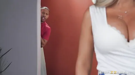 Alena Croft baise le nouveau petit ami de sa fille, presque rien...