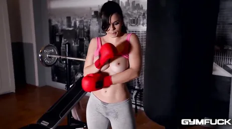 La española Nekane se hace una buena paja en el gimnasio..
