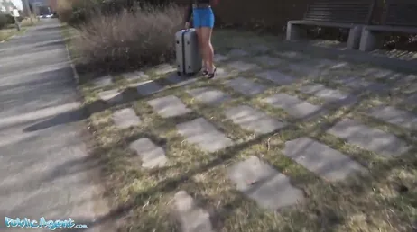 Mais um vinte e poucos anos que acaba aceitando dinheiro em troca de sexo...