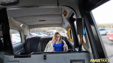 Jovem de vinte e poucos anos faz sexo com esse taxista imundo..