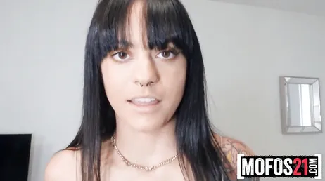 Elle met ses seins près de moi... Quel buff elle a, uuf !