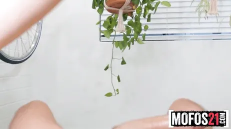 Elle met ses seins près de moi... Quel buff elle a, uuf !