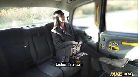 Hon bråkar med sin pojke och det slutar med att hon knullar taxichauffören, nästan ingenting...