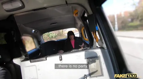 Hon bråkar med sin pojke och det slutar med att hon knullar taxichauffören, nästan ingenting...
