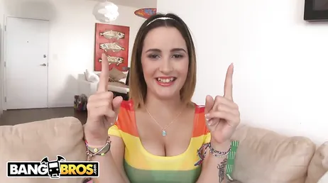 Mia Scarlett com cara de inocente, mas como você pode engoli-los...