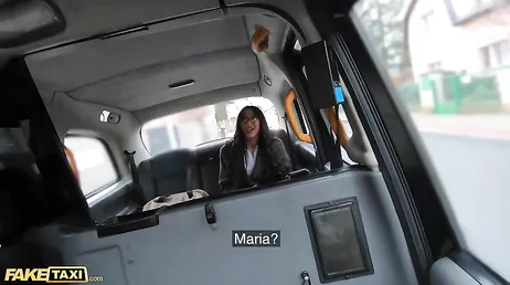 Taxichauffören slutar med att knulla den här brunettklienten väldigt hårt..