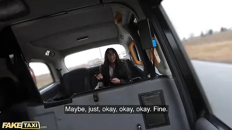 Taxichauffören slutar med att knulla den här brunettklienten väldigt hårt..