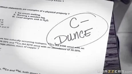 La prof suce son élève la plus chaude, quelle pute elle est...
