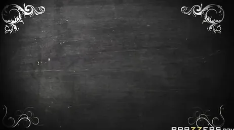 La prof suce son élève la plus chaude, quelle pute elle est...