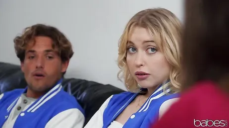 Twee studenten eten de tieten van deze leraar, ugh!