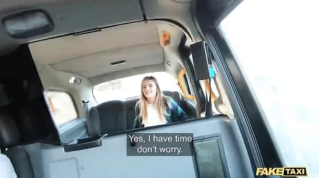 Alba Lala con el culo bien abierto tras la follada en el taxi!