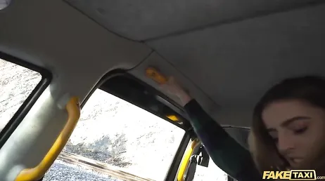 Alba Lala con el culo bien abierto tras la follada en el taxi!