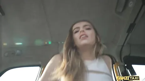 Alba Lala con el culo bien abierto tras la follada en el taxi!