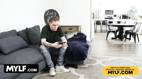 Den mogna kvinnan ger dig en avsugning och äter upp alla dina bollar.