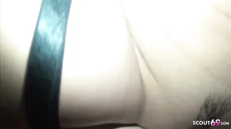 Une jeune fille allemande mince se fait baiser et reçoit un..