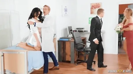 A morena prefere fazer sexo com o médico do que com o marido.