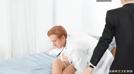 A morena prefere fazer sexo com o médico do que com o marido.