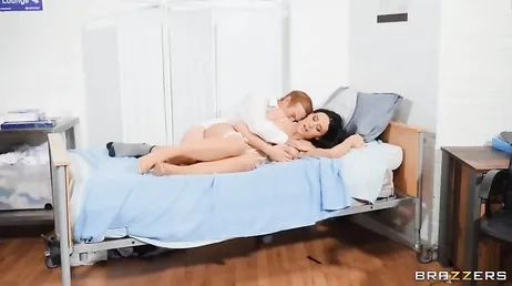 A morena prefere fazer sexo com o médico do que com o marido.