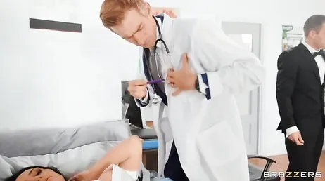 A morena prefere fazer sexo com o médico do que com o marido.