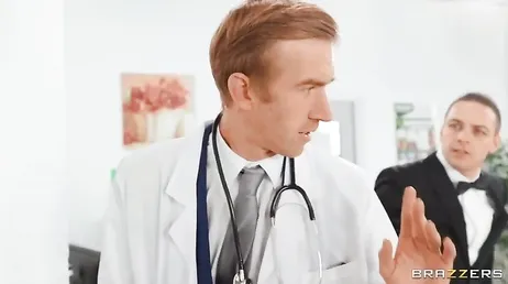 A morena prefere fazer sexo com o médico do que com o marido.