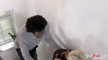 Quelle façon de manger la bite cette vieille femme, presque rien...