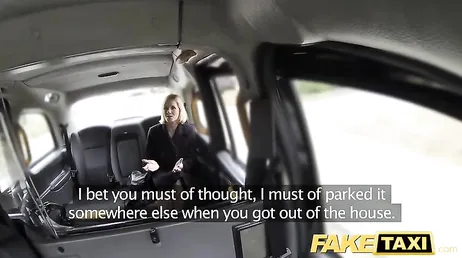 Damen ska inte jobba idag... Det slutar med att hon knullar taxichauffören...