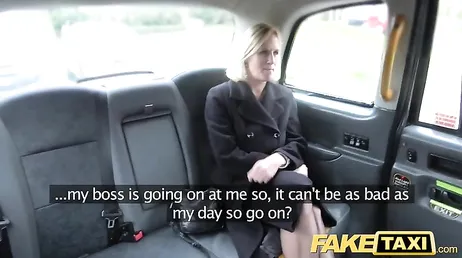 Damen ska inte jobba idag... Det slutar med att hon knullar taxichauffören...