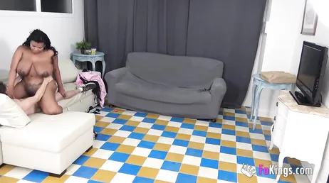 Se folla a la empleada que le limpia en casa, vaya culazo..