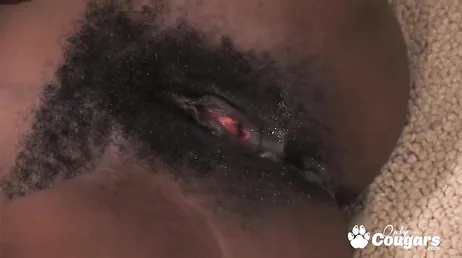Nina Devon, une femme noire avec toute sa chatte pleine de poils, uuuf !