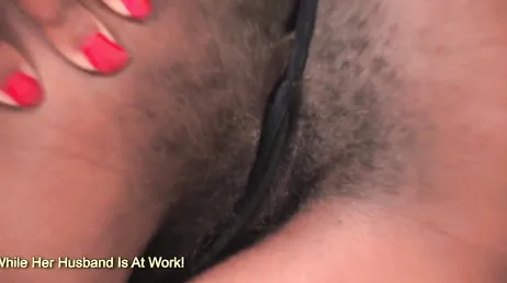 Nina Devon, une femme noire avec toute sa chatte pleine de poils, uuuf !