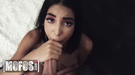 Tradisco la mia ragazza con la sua migliore amica, ugh!