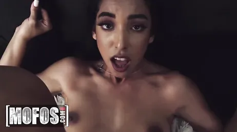 Tradisco la mia ragazza con la sua migliore amica, ugh!