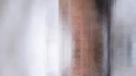 No chuveiro... Com aquele pau duro e engolindo feito uma puta...