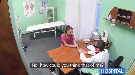 El doctor aprovecha que esta chica parece muy puta, lo es, si..