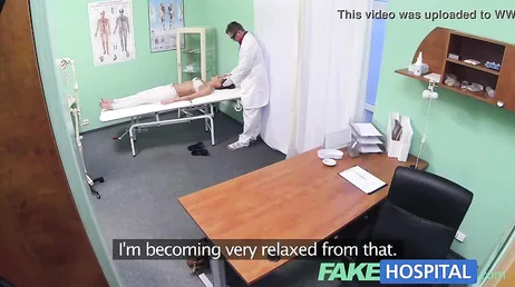 El doctor aprovecha que esta chica parece muy puta, lo es, si..