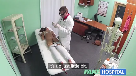El doctor aprovecha que esta chica parece muy puta, lo es, si..