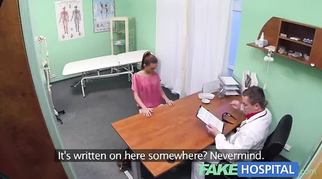 El doctor aprovecha que esta chica parece muy puta, lo es, si..