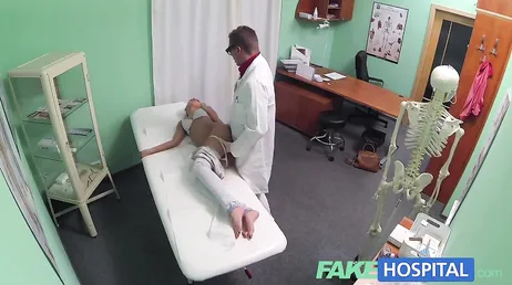El doctor aprovecha que esta chica parece muy puta, lo es, si..