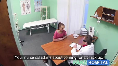 El doctor aprovecha que esta chica parece muy puta, lo es, si..