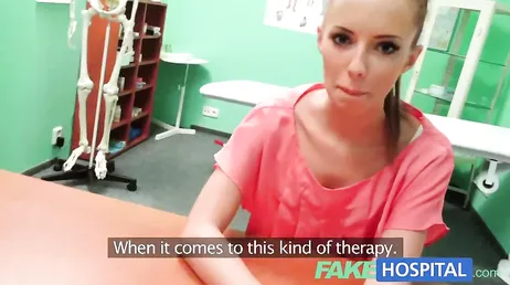 El doctor aprovecha que esta chica parece muy puta, lo es, si..