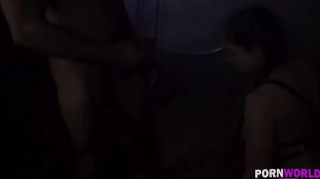 Alexandra Sivroskya sväljer en bra svart kuk, oj!