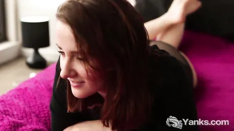 Ele fica excitado ao dar uma boa punheta bem ao lado da janela.