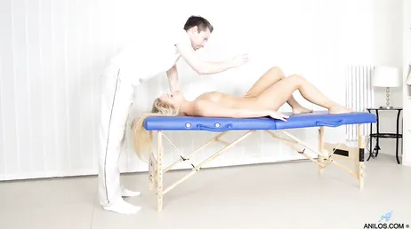 Zeer geile blondine kan de pik van deze masseuse niet weerstaan.