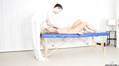 Zeer geile blondine kan de pik van deze masseuse niet weerstaan.