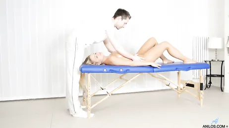 Zeer geile blondine kan de pik van deze masseuse niet weerstaan.