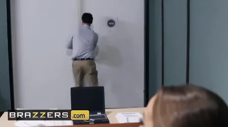 Xander Corvus donne une bonne critique à Abigail Mac, pouah !